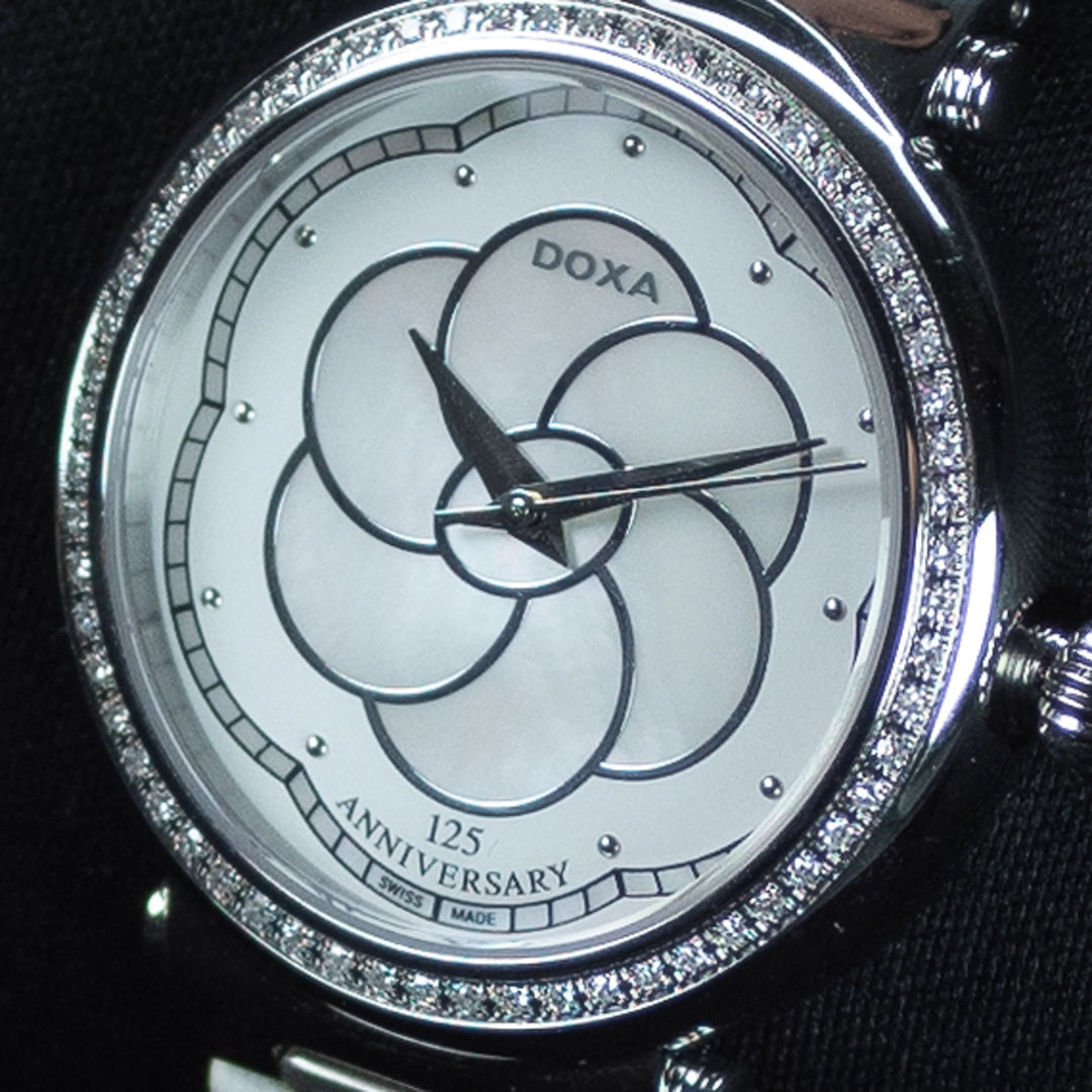 Luxury watch (462.15D.051.07): watch face angled view right