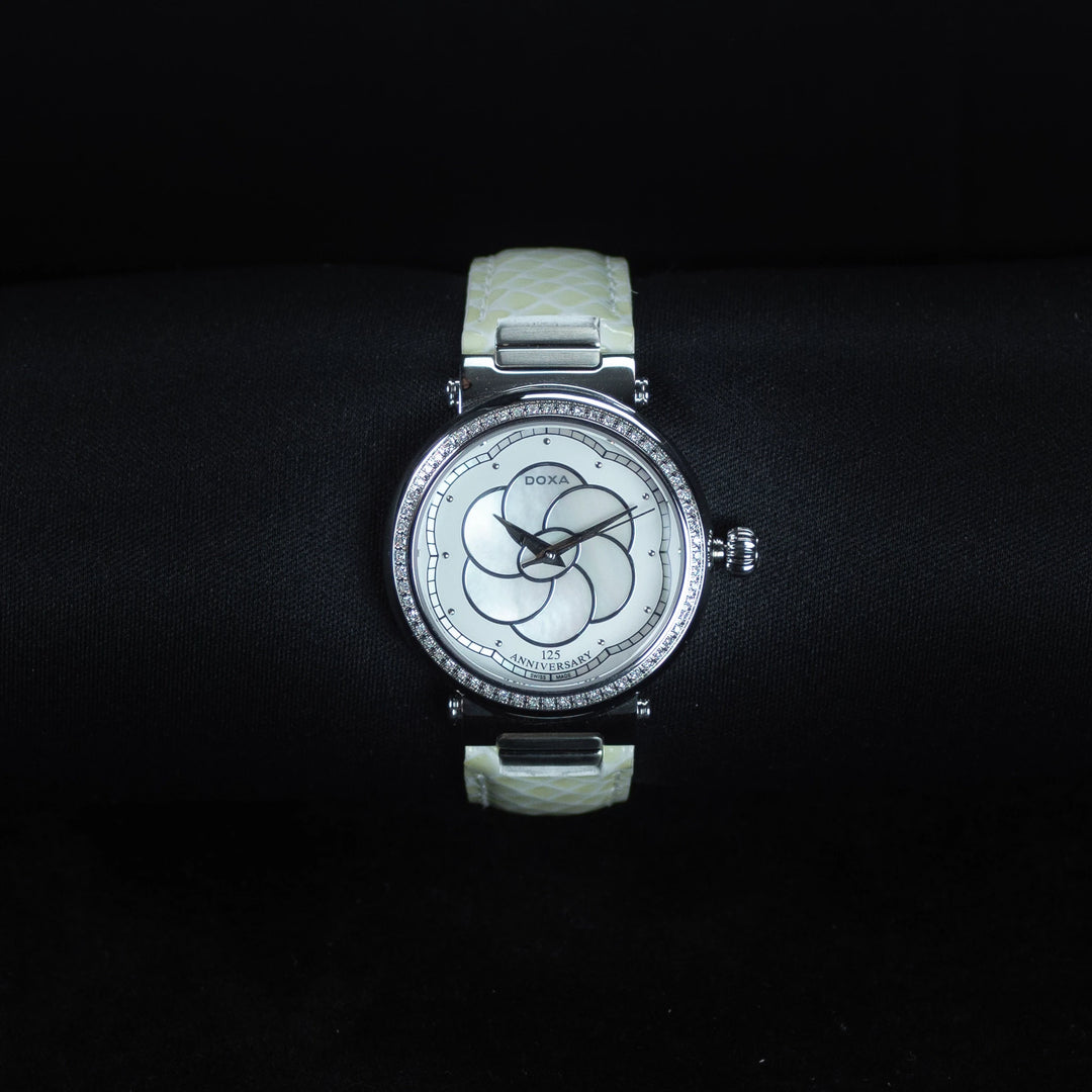 Luxury watch (462.15D.051.07): watch face zoomed out