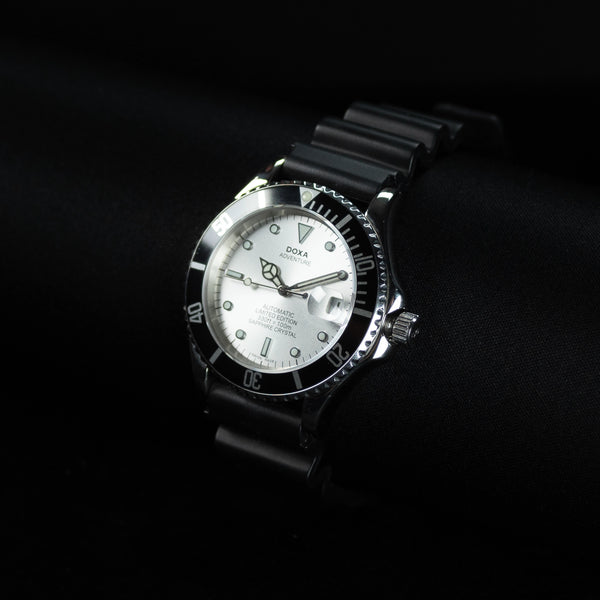 Luxury watch (550.10): watch face angled view right zoomed out