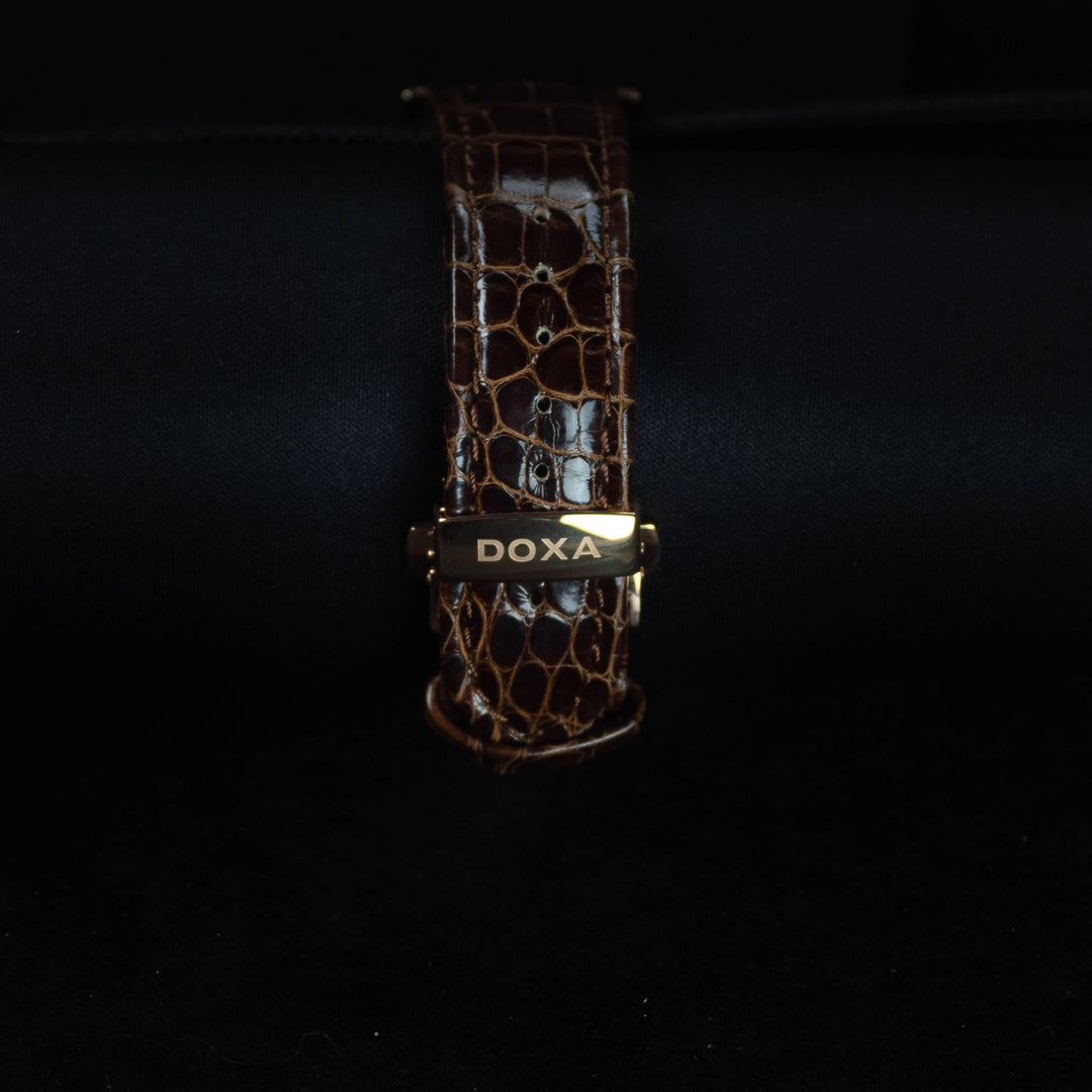 Luxury watch (625.90.022.02): watch bracelet zoomed out