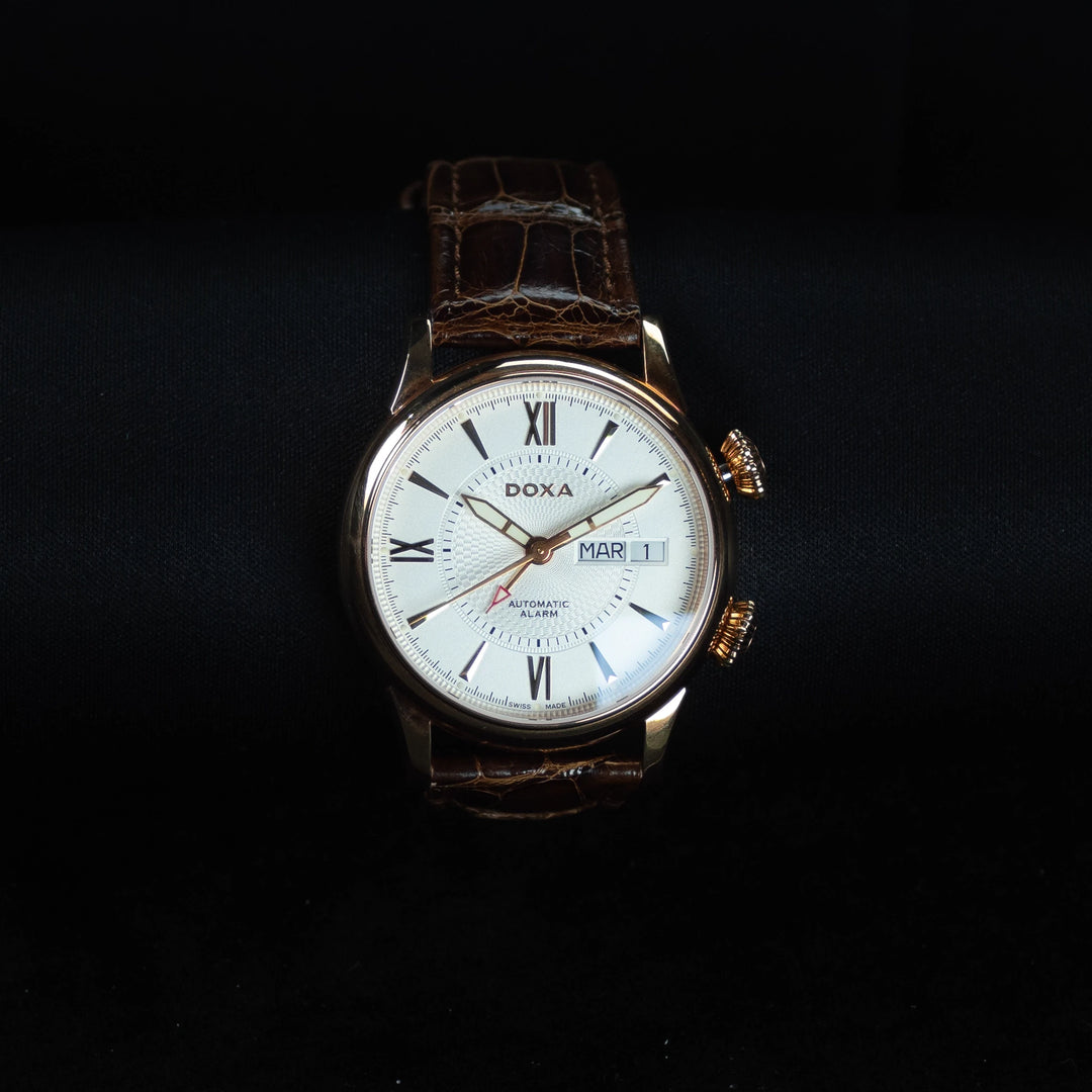 Luxury watch (625.90.022.02): watch face zoomed out