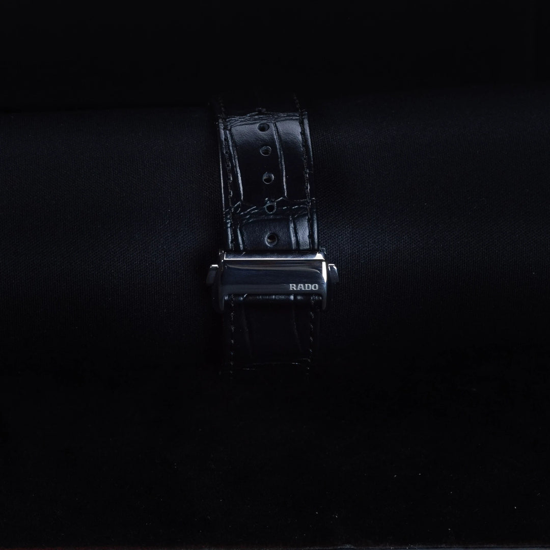 Luxury watch (R22876015): watch bracelet zoomed out