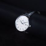 Kép betöltése a Galériamegjelenítőbe, Luxury watch (R22876015): watch face angled view right zoomed out
