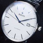 Kép betöltése a Galériamegjelenítőbe, Luxury watch (R22876015): watch face angled view right
