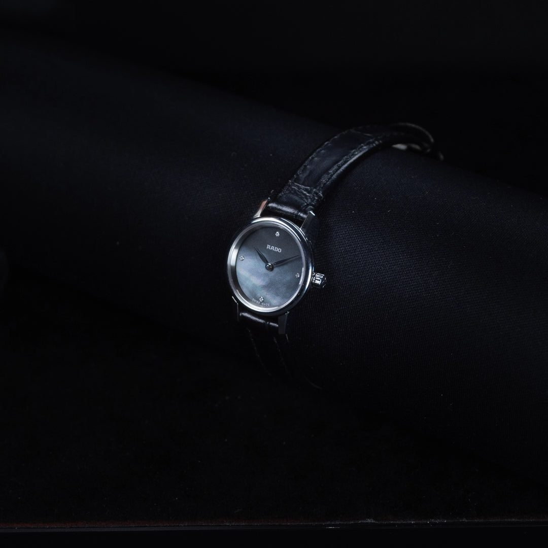 Luxury watch (R22890965): watch face angled view right zoomed out