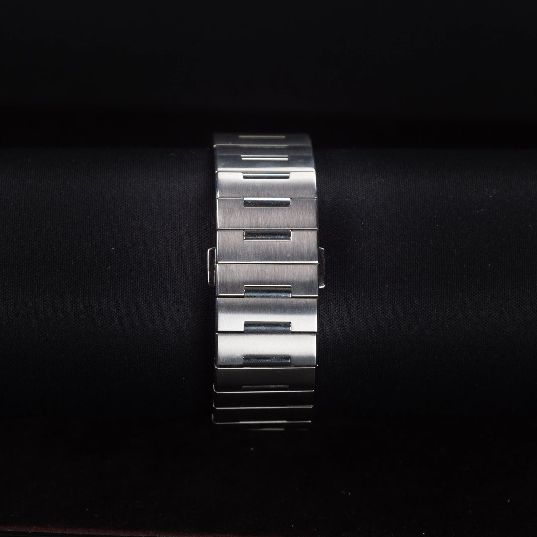Luxury watch (YA100315): watch bracelet zoomed out