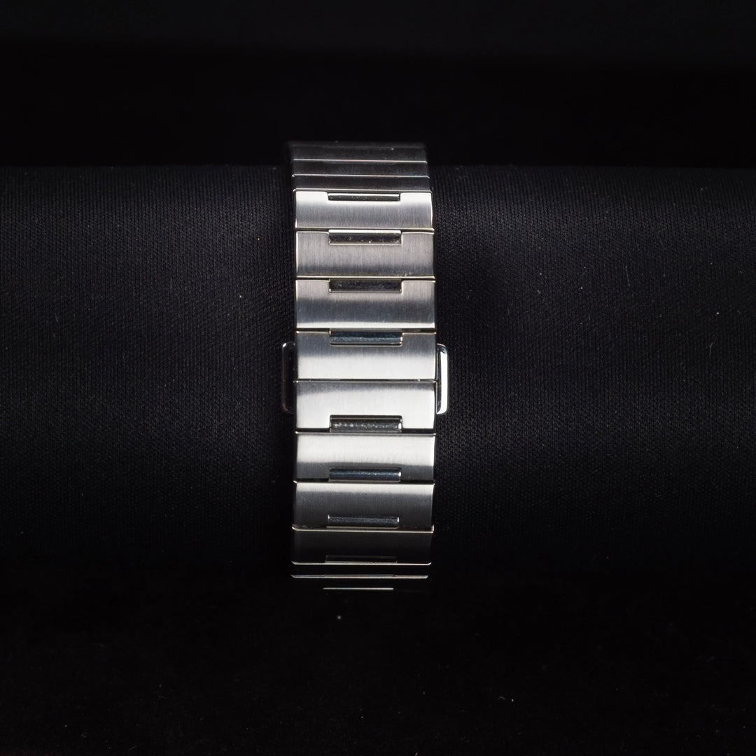 Luxury watch (YA100505): watch bracelet zoomed out