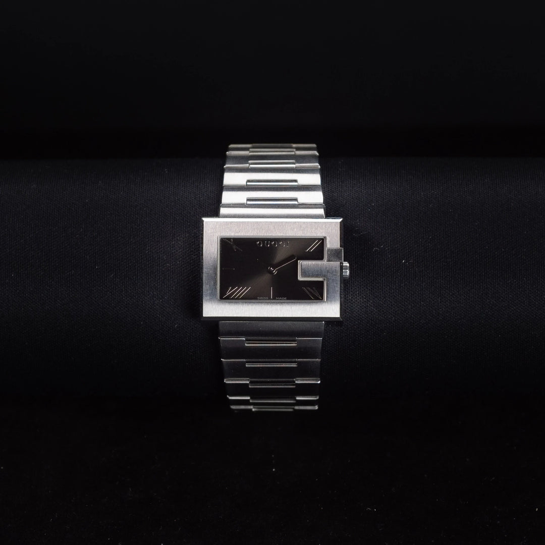 Luxury watch (YA100505): watch face zoomed out