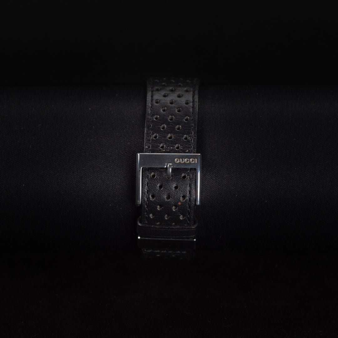 Luxury watch (YA101301): watch bracelet zoomed out