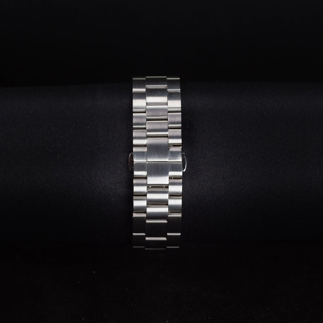 Luxury watch (YA101309): watch bracelet zoomed out
