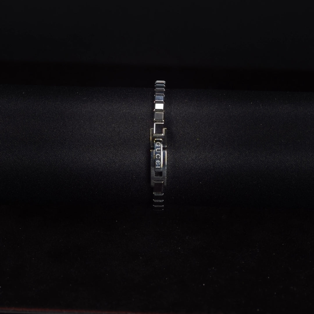 Luxury watch (YA102535): watch bracelet zoomed out