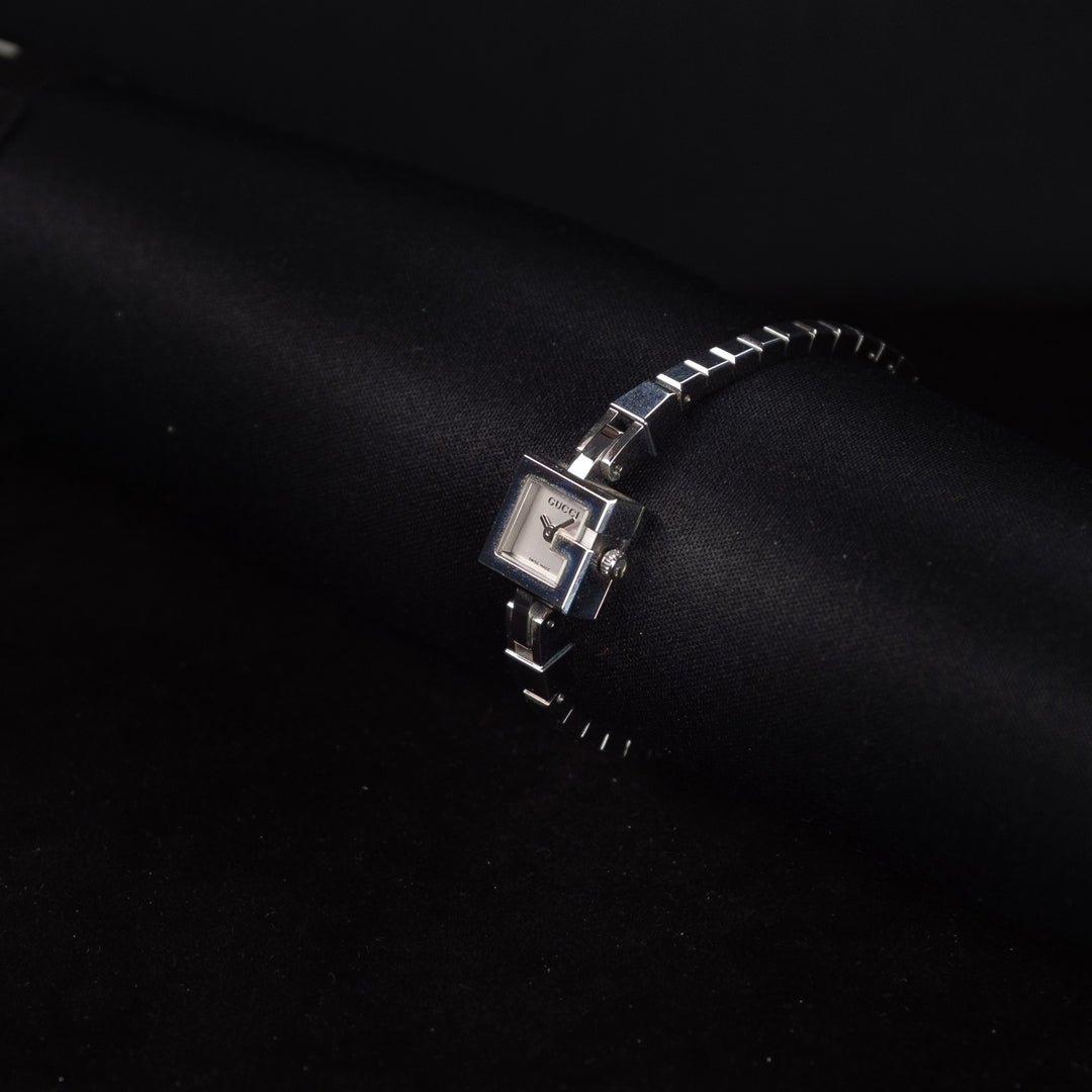 Luxury watch (YA102535): watch face angled view right zoomed out