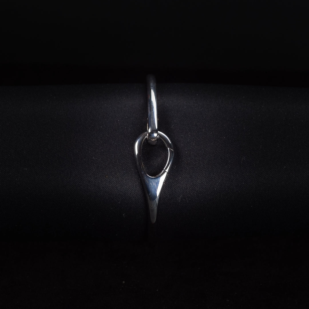 Luxury watch (YA103528): watch bracelet zoomed out