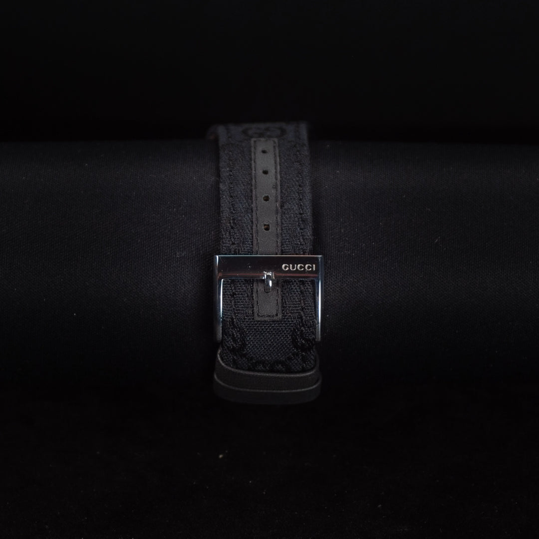 Luxury watch (YA104504): watch bracelet zoomed out