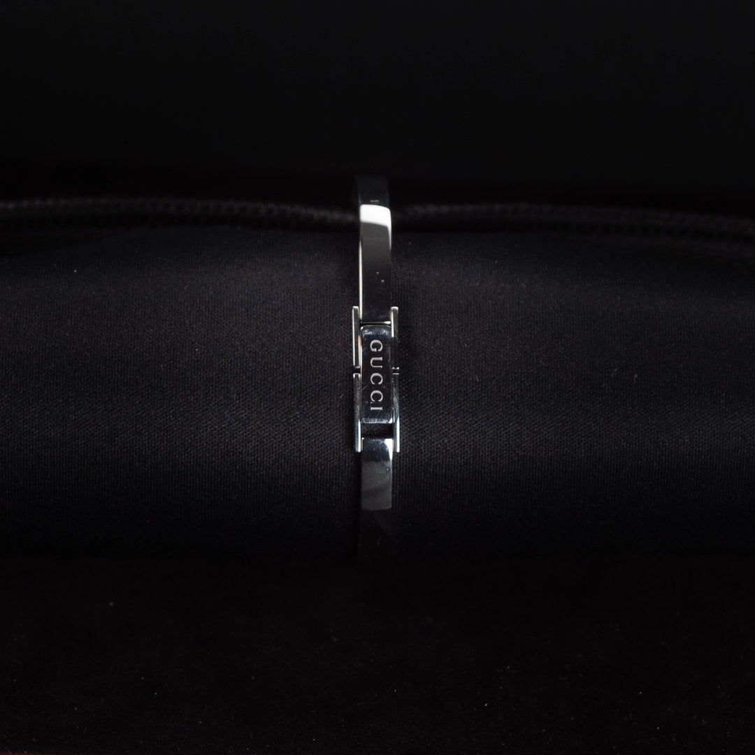 Luxury watch (YA105534): watch bracelet zoomed out