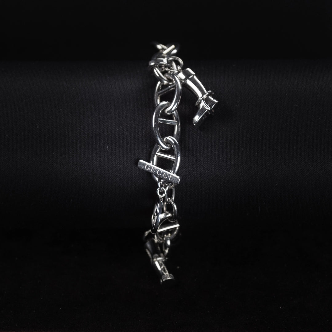 Luxury watch (YA107503): watch bracelet zoomed out