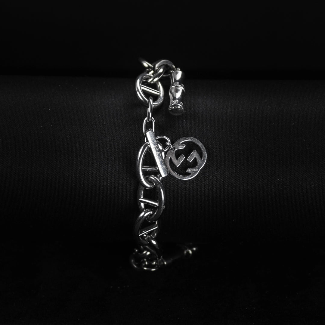 Luxury watch (YA107513): watch bracelet zoomed out