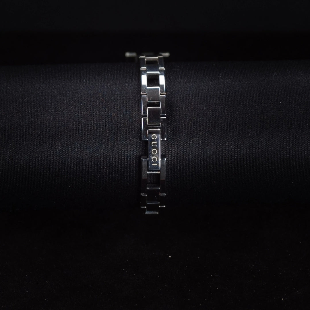 Luxury watch (YA110501): watch bracelet zoomed out