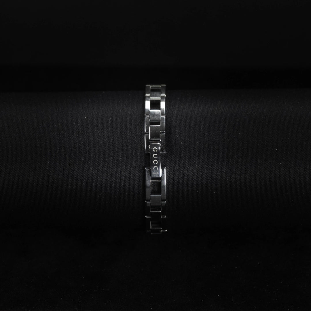 Luxury watch (YA110502): watch bracelet zoomed out