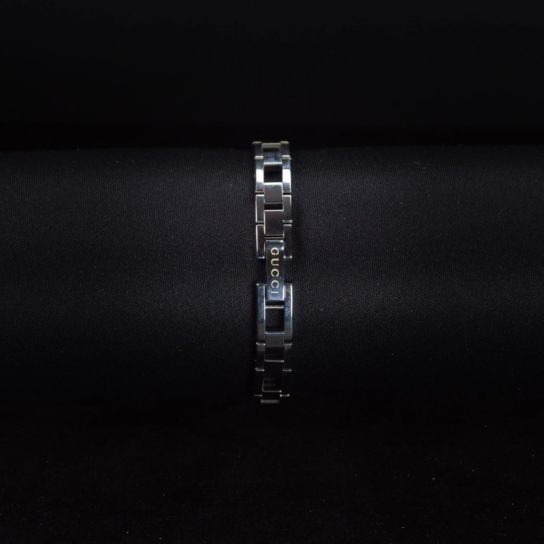 Luxury watch (YA110506): watch bracelet zoomed out