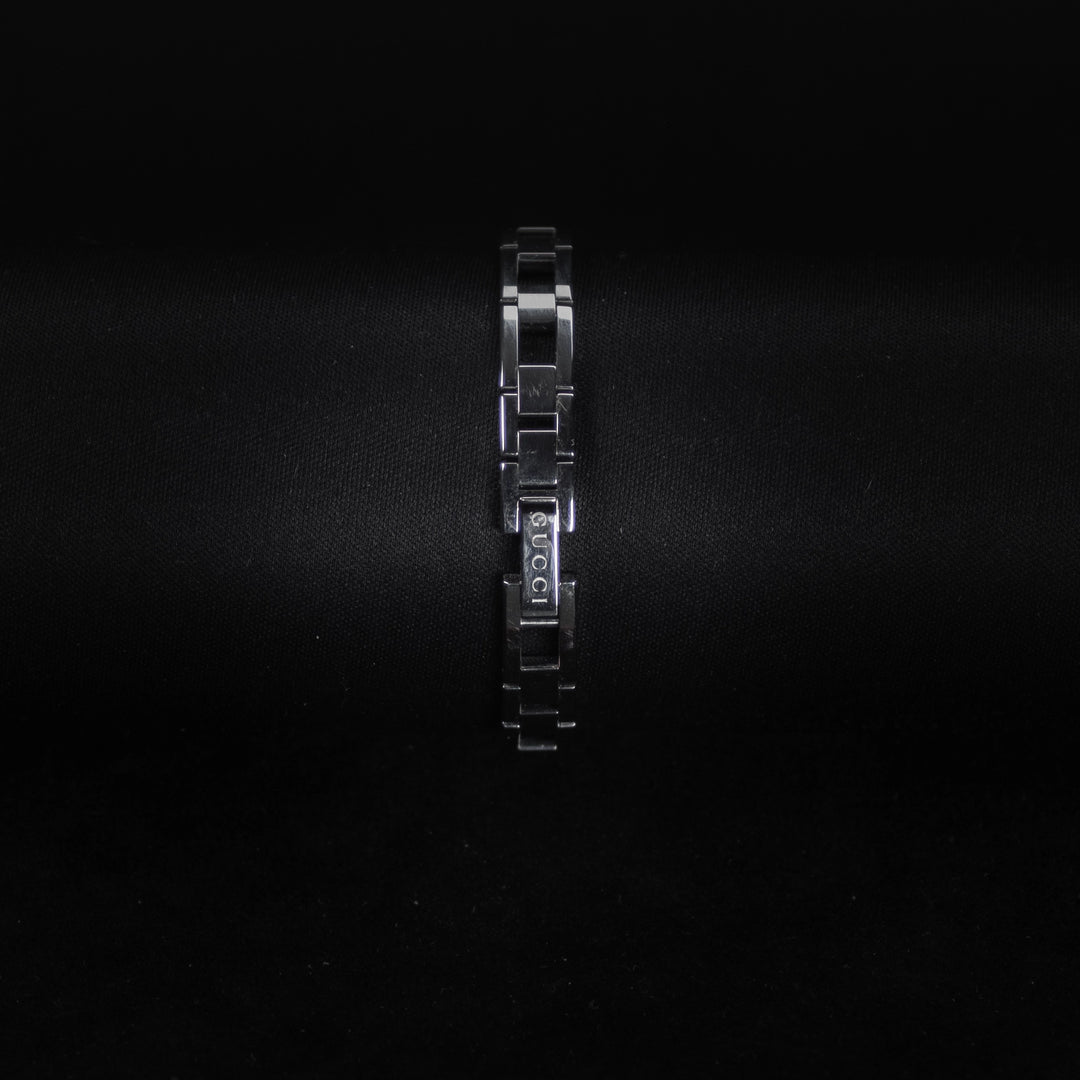 Luxury watch (YA110508): watch bracelet zoomed out