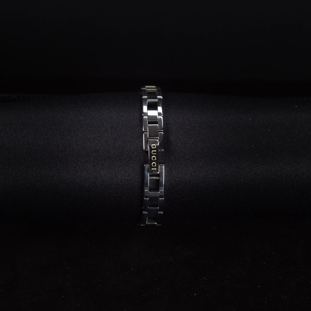 Luxury watch (YA110512): watch bracelet zoomed out
