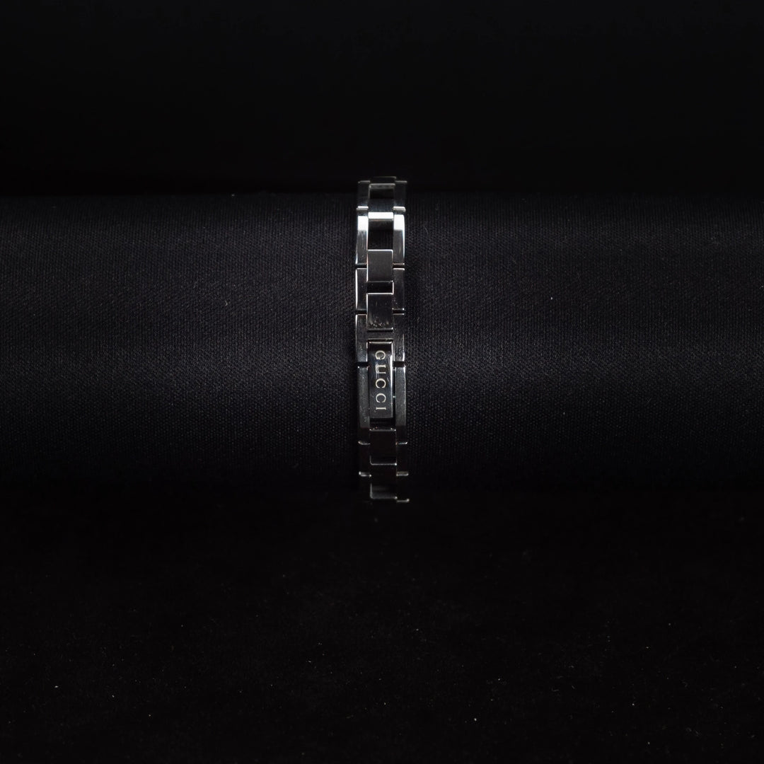 Luxury watch (YA110515): watch bracelet zoomed out