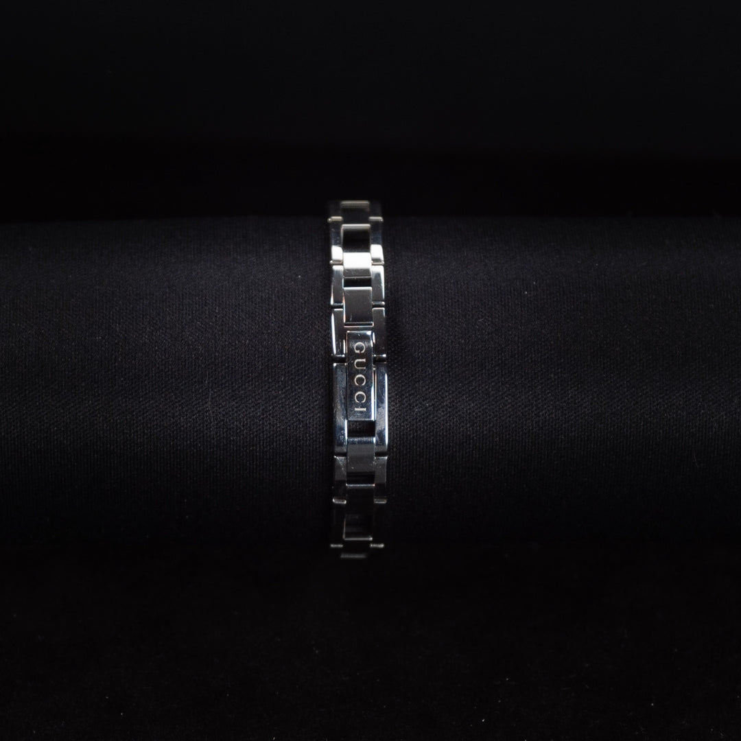Luxury watch (YA110516): watch bracelet zoomed out