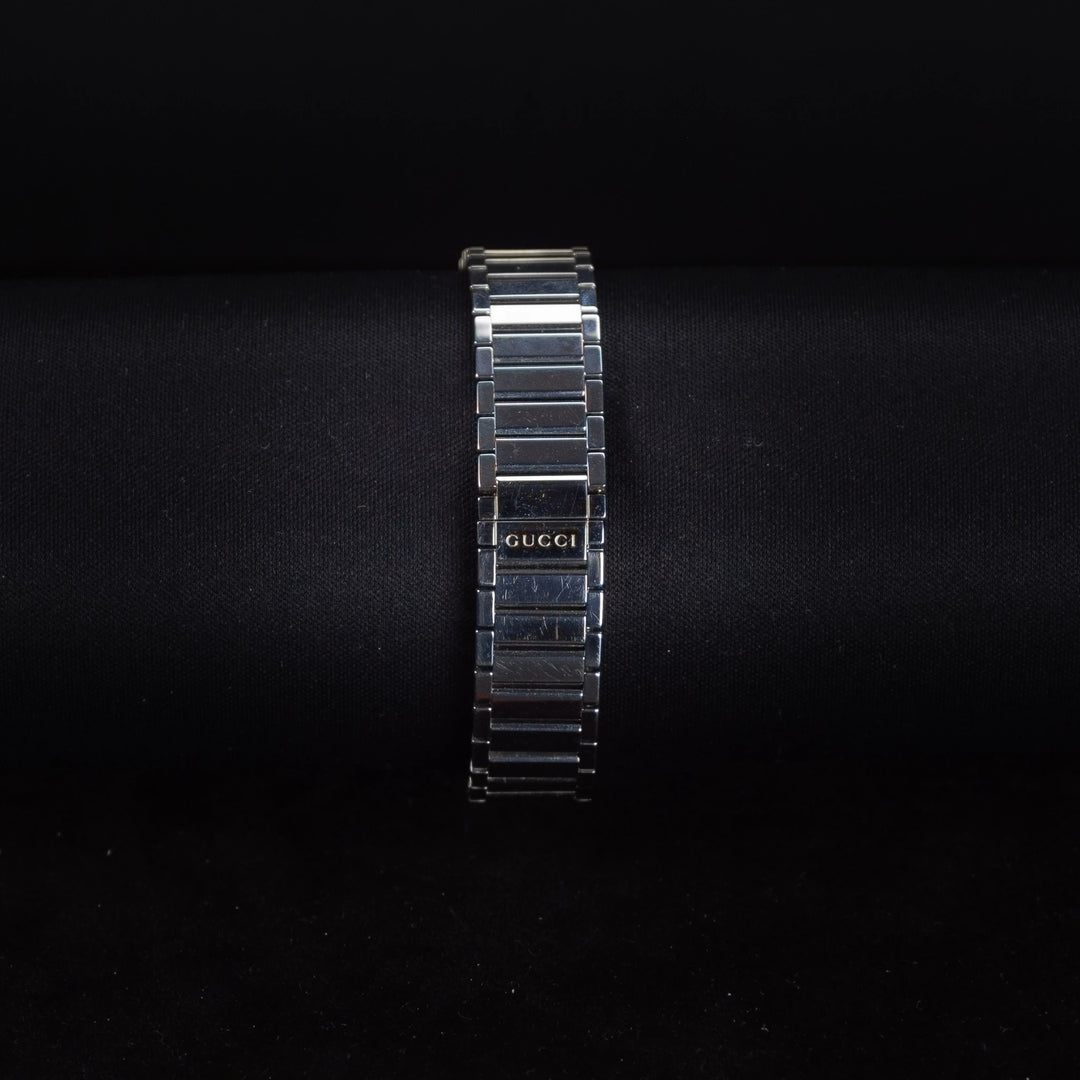 Luxury watch (YA111504): watch bracelet zoomed out