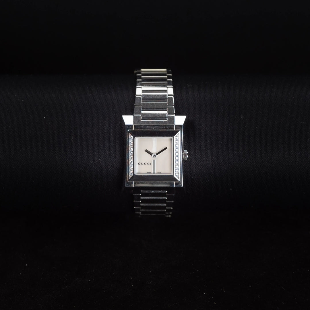 Luxury watch (YA111504): watch face zoomed out