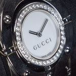 Kép betöltése a Galériamegjelenítőbe, Luxury watch (YA112415): watch face angled view left
