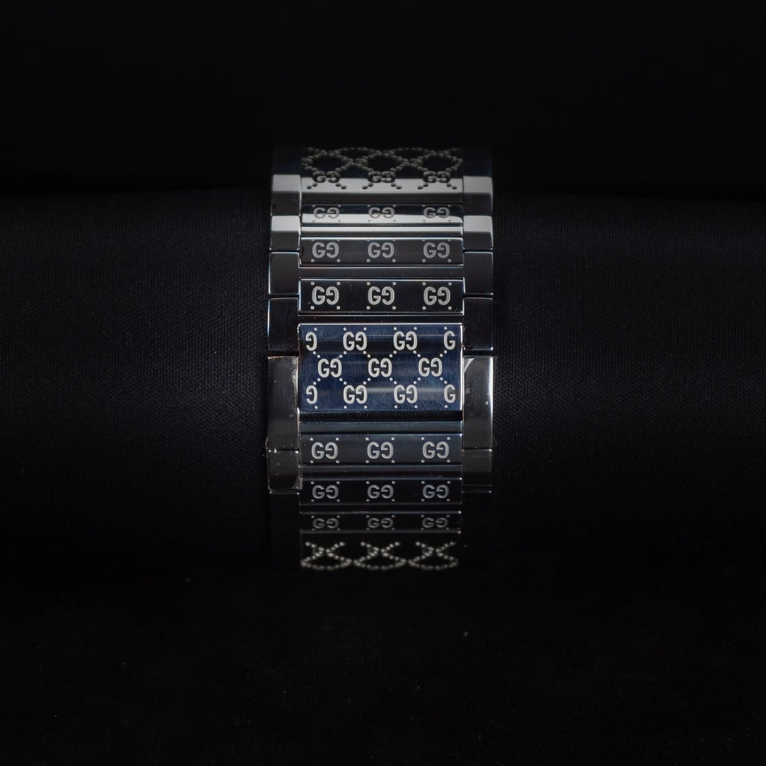 Luxury watch (YA112416): watch bracelet zoomed out