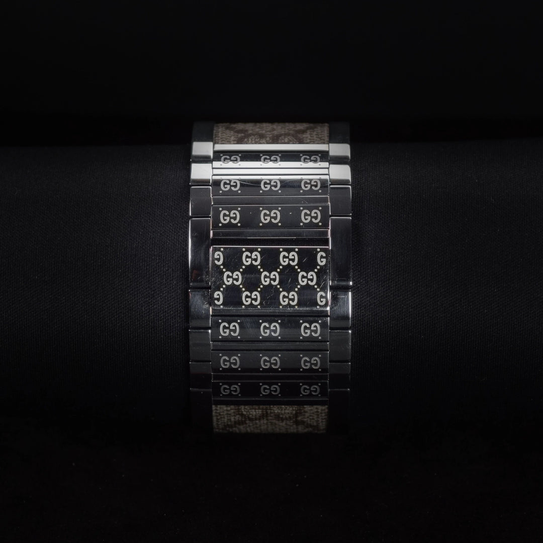 Luxury watch (YA112418): watch bracelet zoomed out