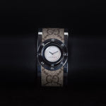 Kép betöltése a Galériamegjelenítőbe, Luxury watch (YA112418): watch face zoomed out
