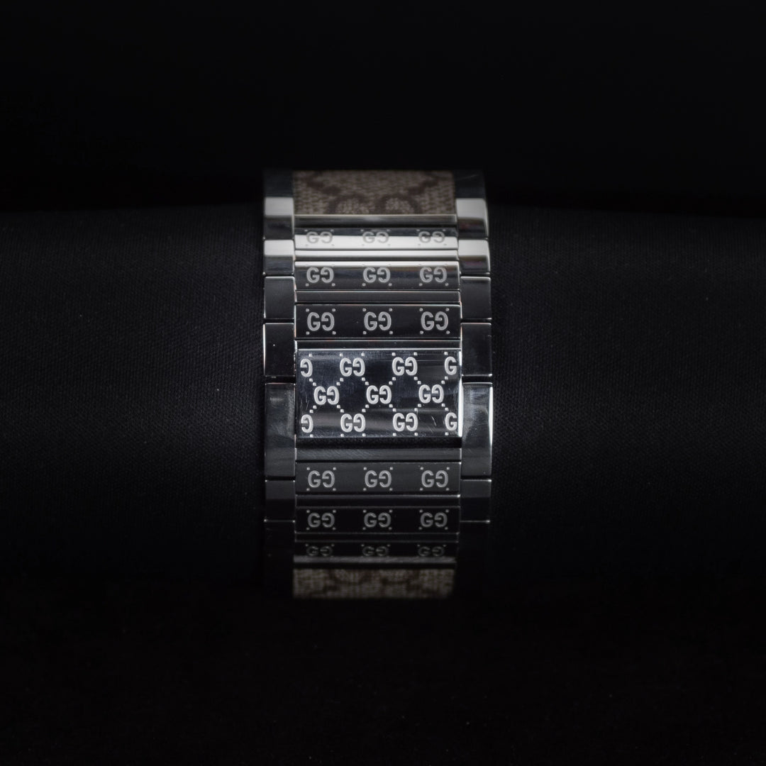 Luxury watch (YA112425): watch bracelet zoomed out