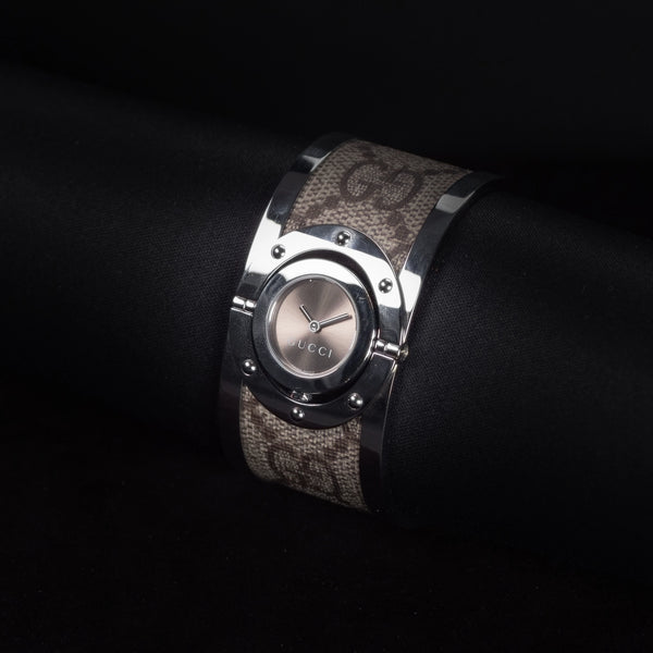 Luxury watch (YA112425): watch face angled view right zoomed out