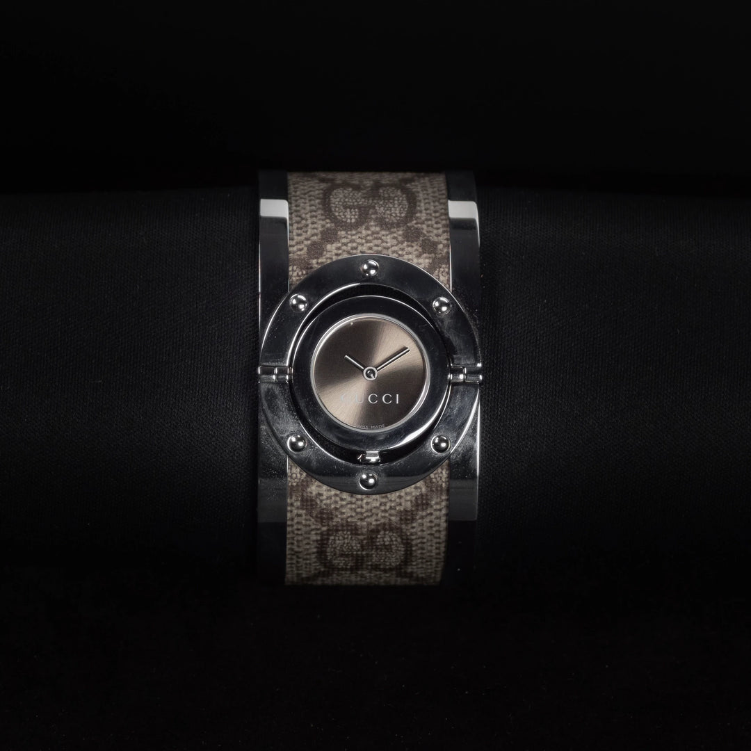 Luxury watch (YA112425): watch face zoomed out