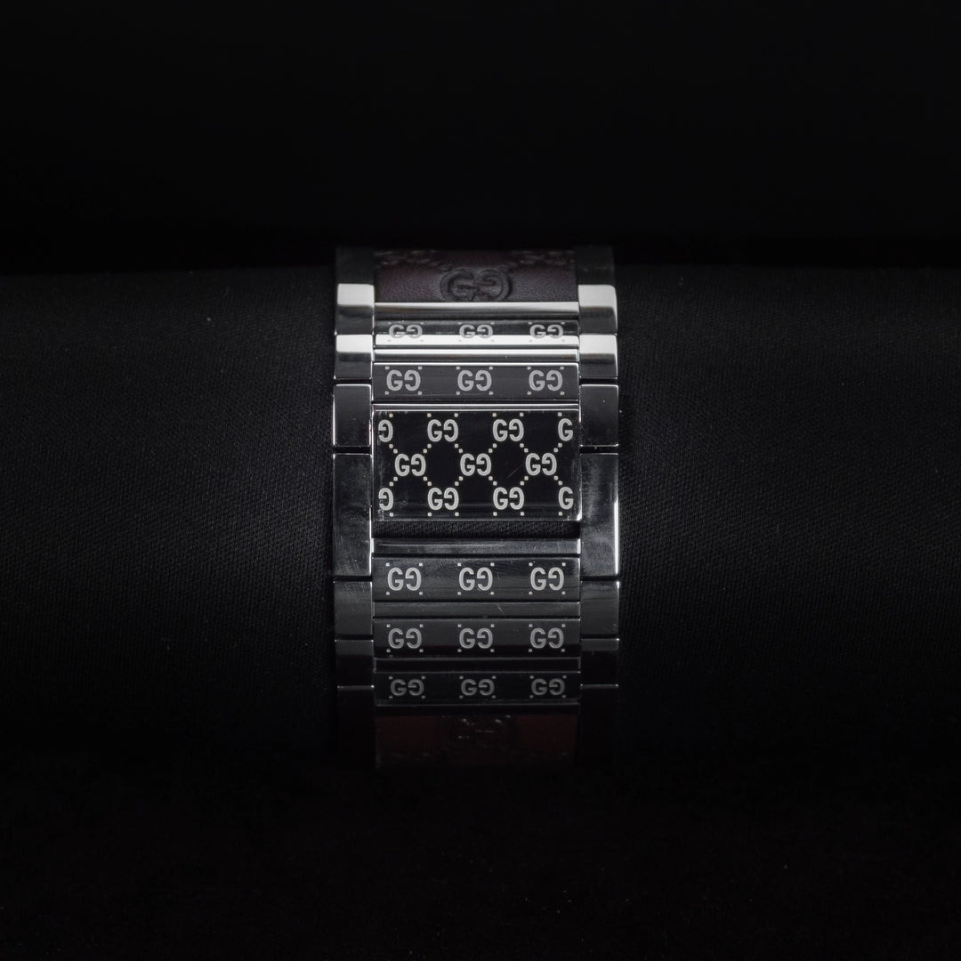 Luxury watch (YA112433): watch bracelet zoomed out