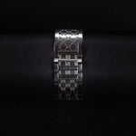 Kép betöltése a Galériamegjelenítőbe, Luxury watch (YA112501): watch bracelet zoomed out
