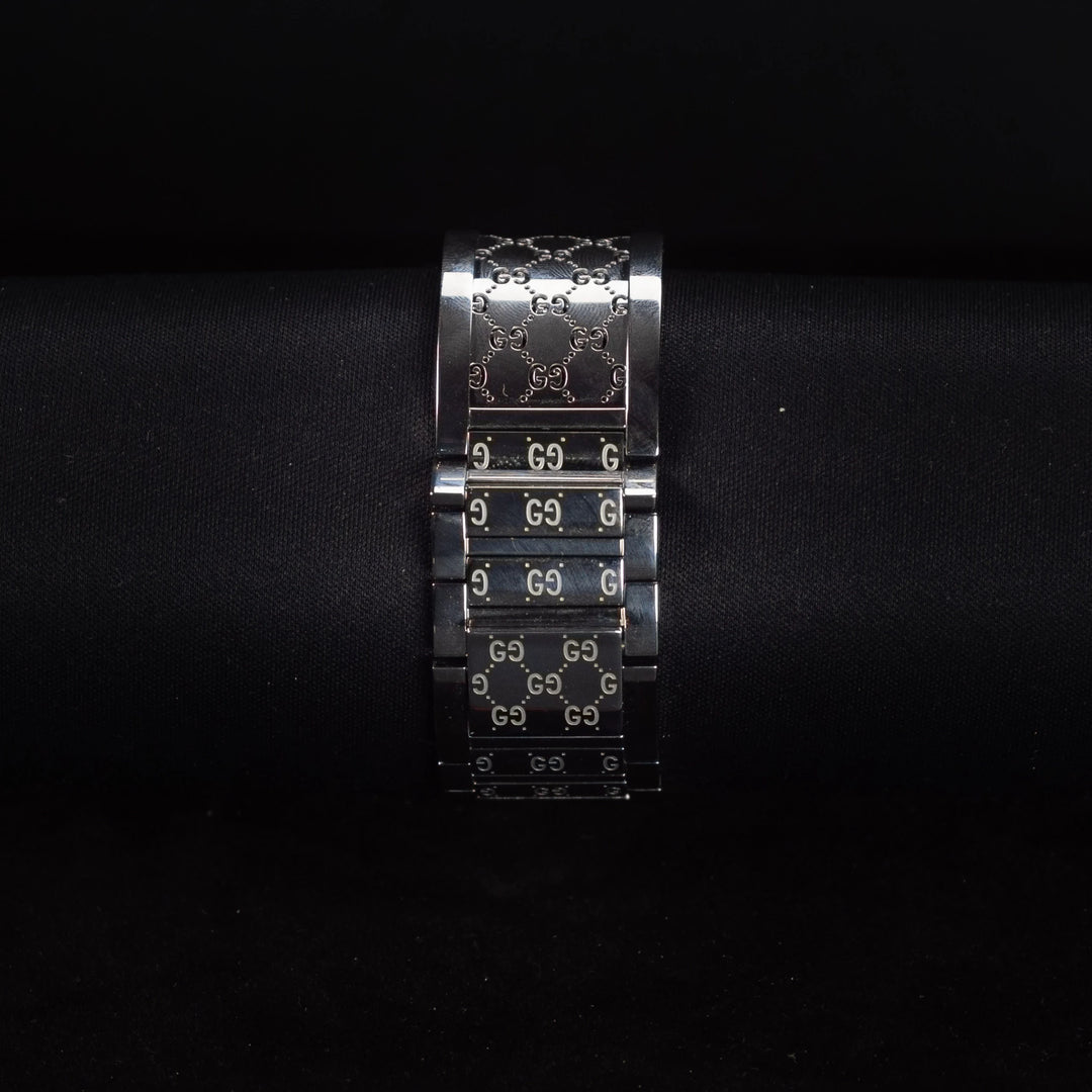Luxury watch (YA112501): watch bracelet zoomed out