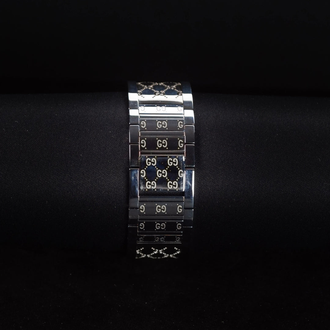 Luxury watch (YA112503): watch bracelet zoomed out