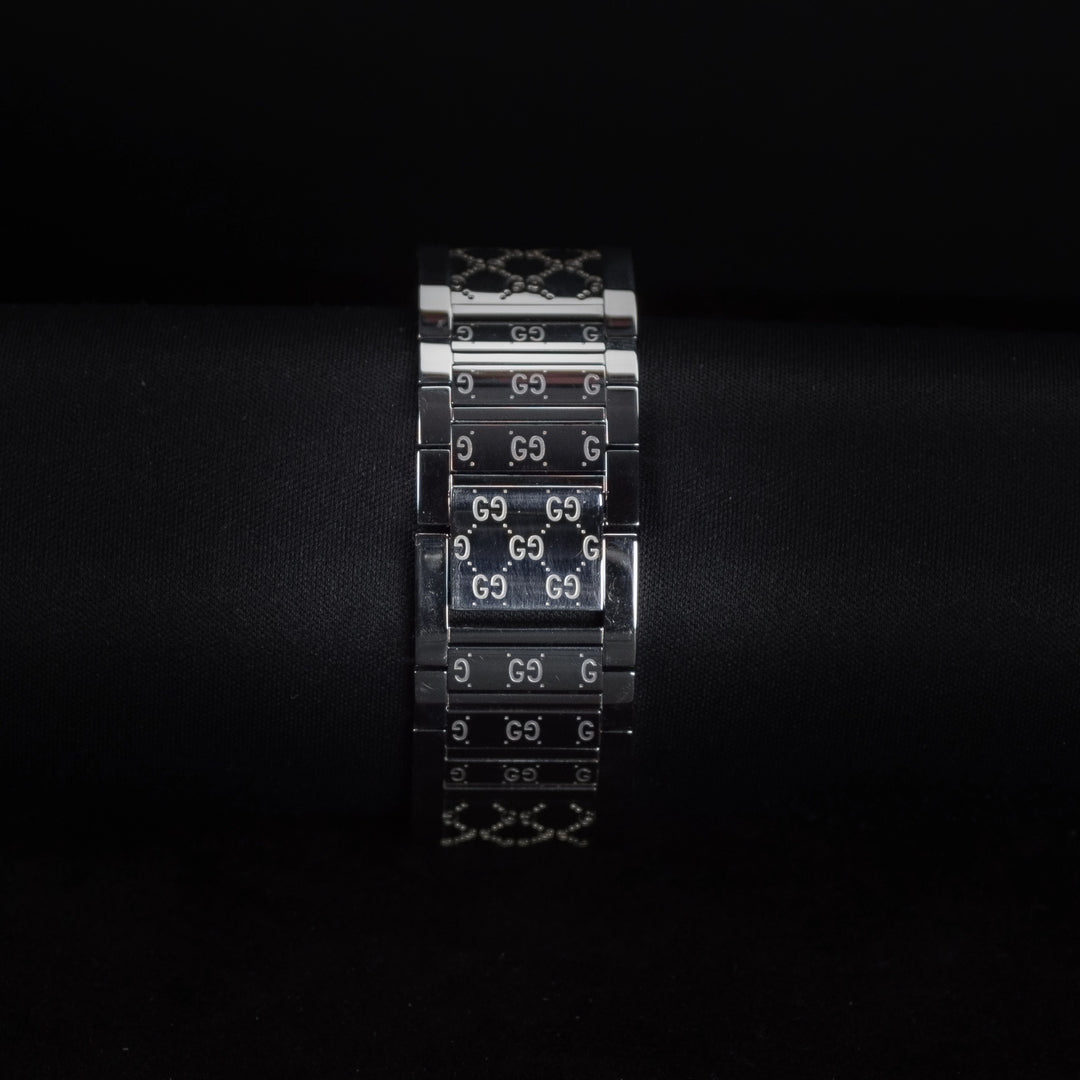 Luxury watch (YA112510): watch bracelet zoomed out