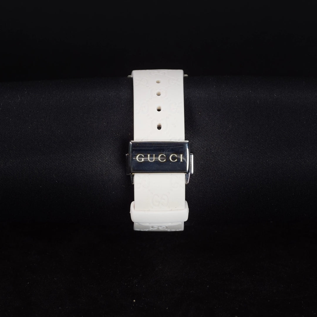Luxury watch (YA114403): watch bracelet zoomed out