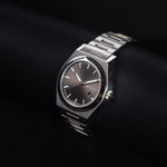 Kép betöltése a Galériamegjelenítőbe, Luxury watch (YA115201): watch face angled view right zoomed out
