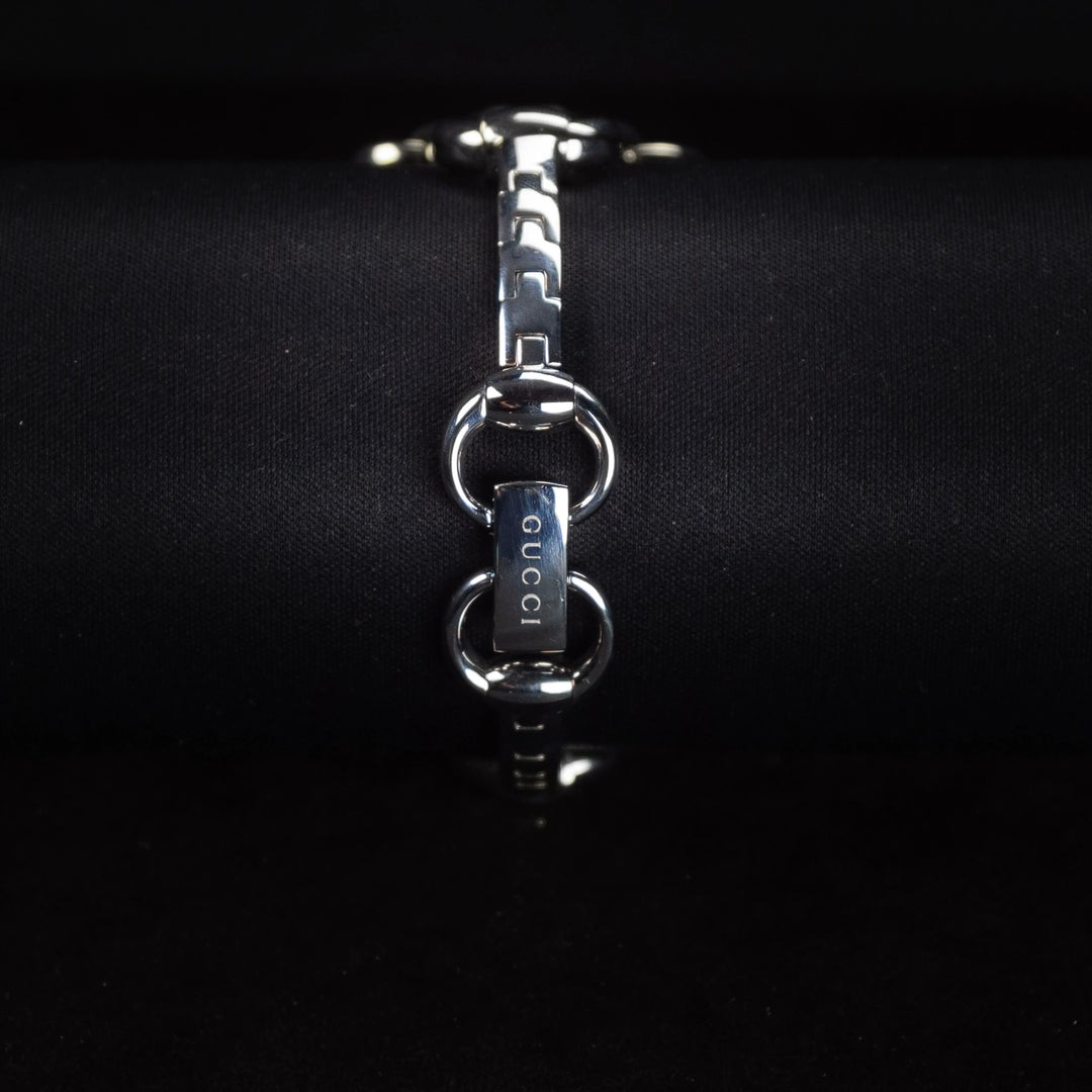 Luxury watch (YA116302): watch bracelet zoomed out