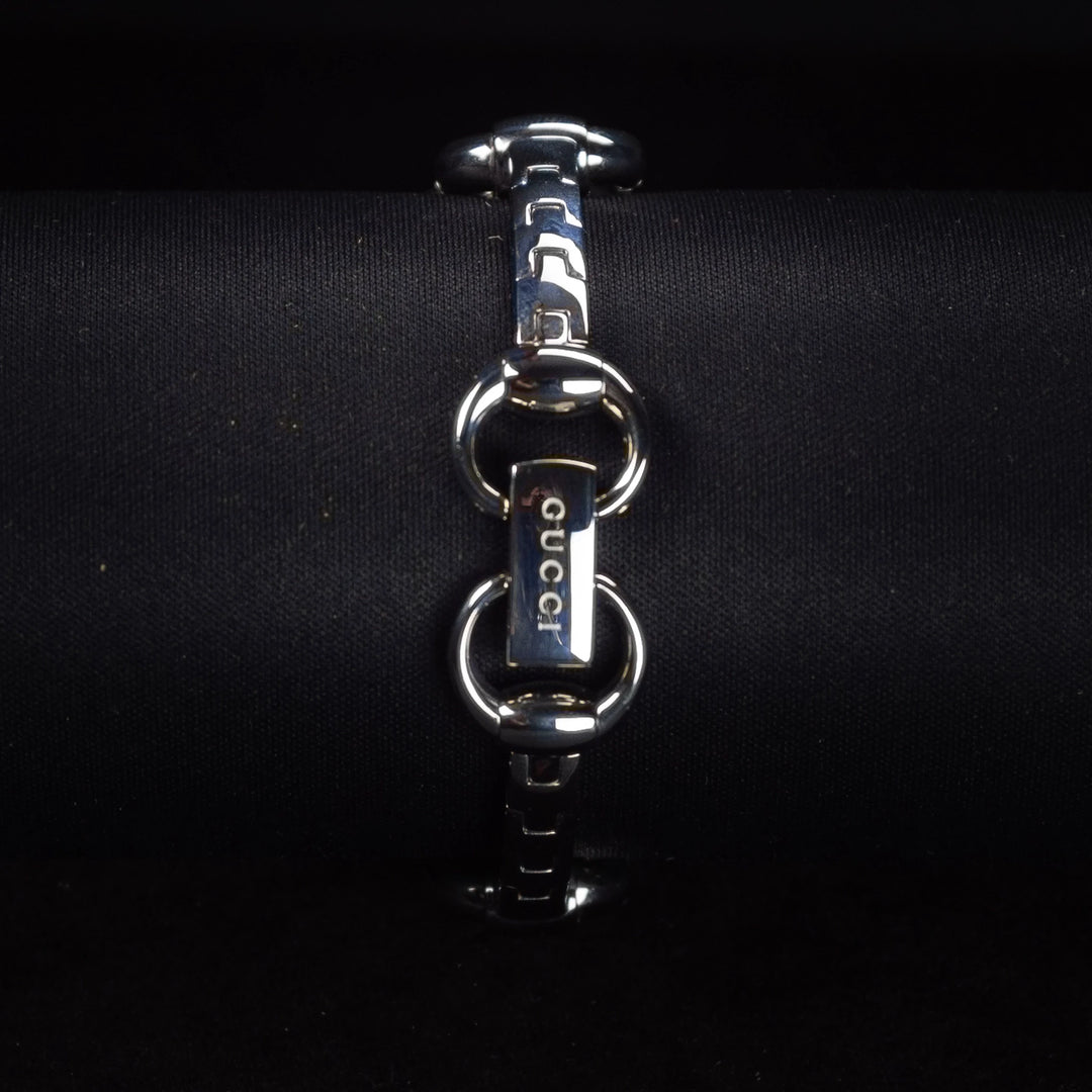 Luxury watch (YA116307): watch bracelet zoomed out