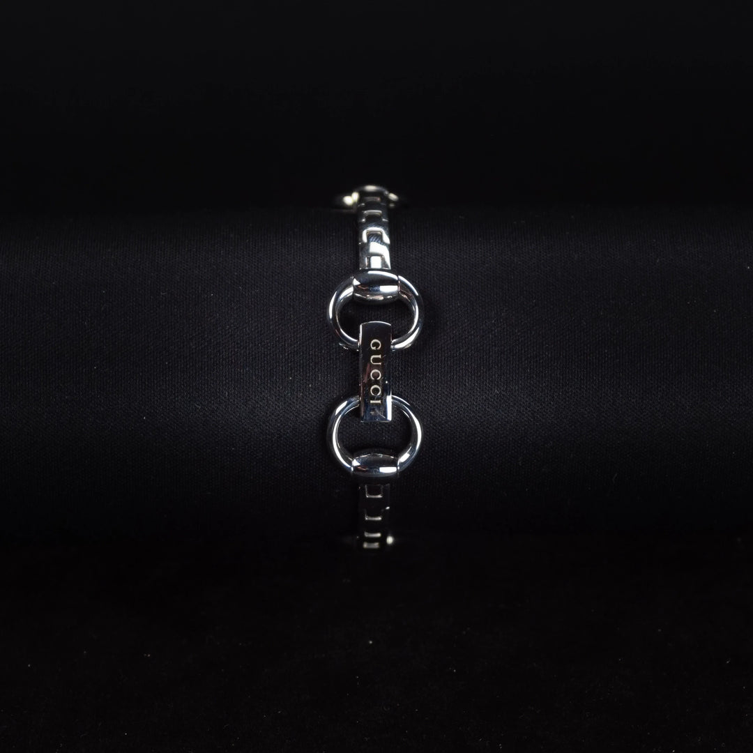 Luxury watch (YA116502): watch bracelet zoomed out