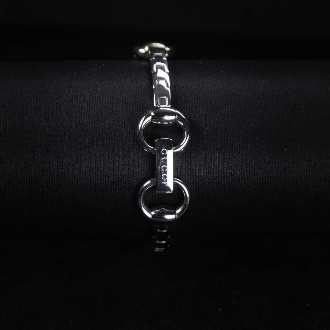 Luxury watch (YA116505): watch bracelet zoomed out
