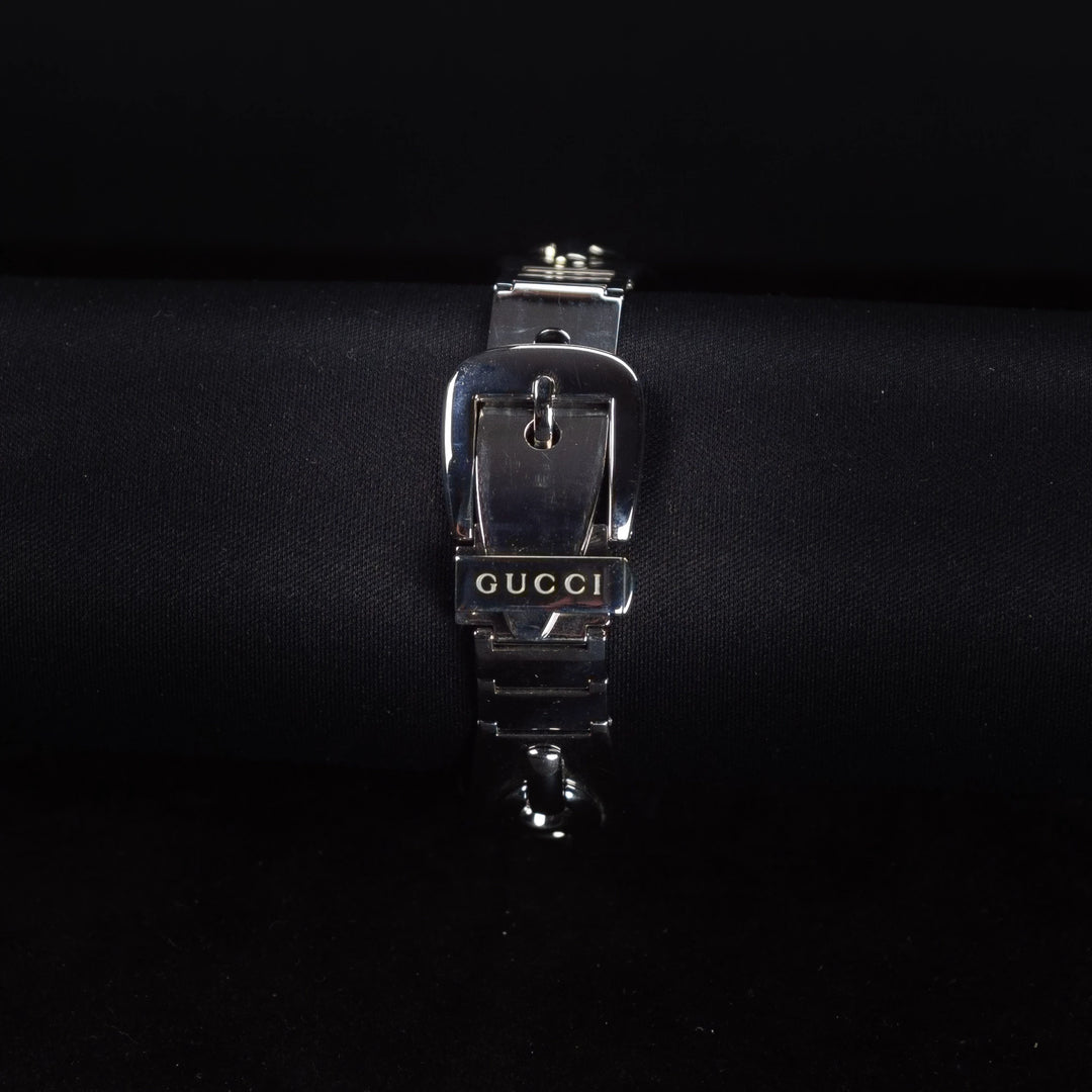 Luxury watch (YA121303): watch bracelet zoomed out