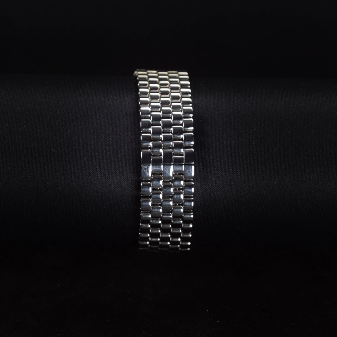 Luxury watch (YA125411): watch bracelet zoomed out